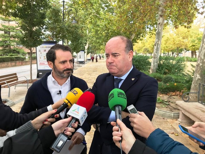 El alcalde de Antequera y el candidato José Ramón Carmona