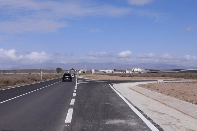 La carretera del Faro de Cabo de Gata con su nuevo acceso y mejor estado.