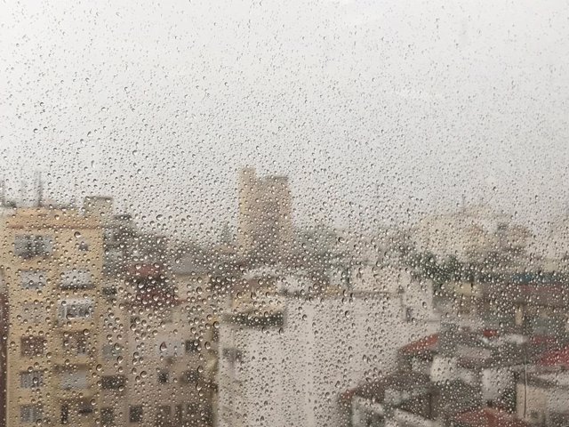 Imagen de archivo de lluvia a través de una ventana
