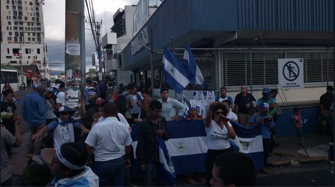 Nicaragüenses desde la embajada de Nicaragua en San José, protestan