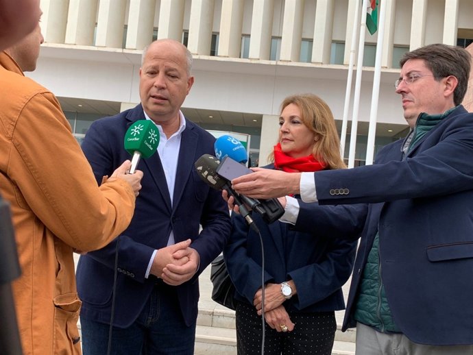 Imbroda junto a maría josé torres ciudadanos números uno y dos por málaga
