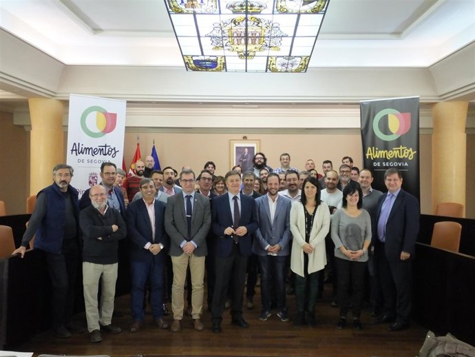 Los asistentes a la Asamblea con el nuevo logo de Alimentos de Segovia 15-11-18