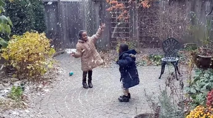 Niños ven nieve por primera vez