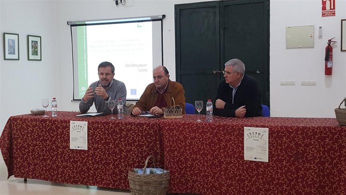 Algar (izda.) durante el encuentro mantenido