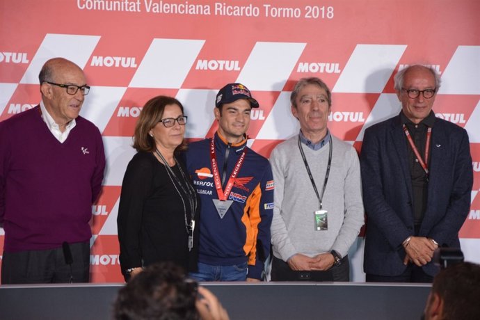 Pedrosa, junto a sus padres, Carmelo Ezpeleta y Vito Ippolito