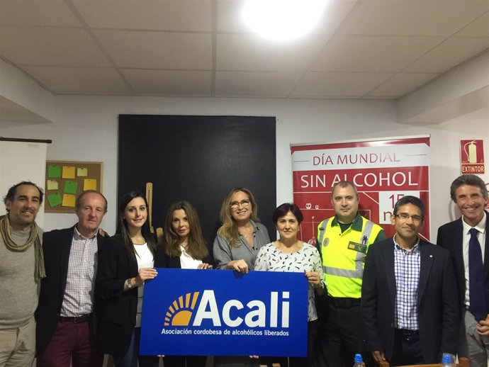 Luna (centro), durante el encuentro con Acali