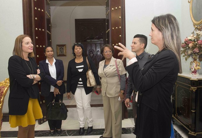 La diputada provincial Ana Carrera recibe a la delegación cubana