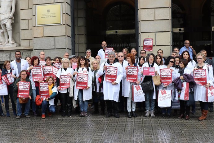 Entrega de firmas de Metges de Catalunya a la Gerencia del ICS