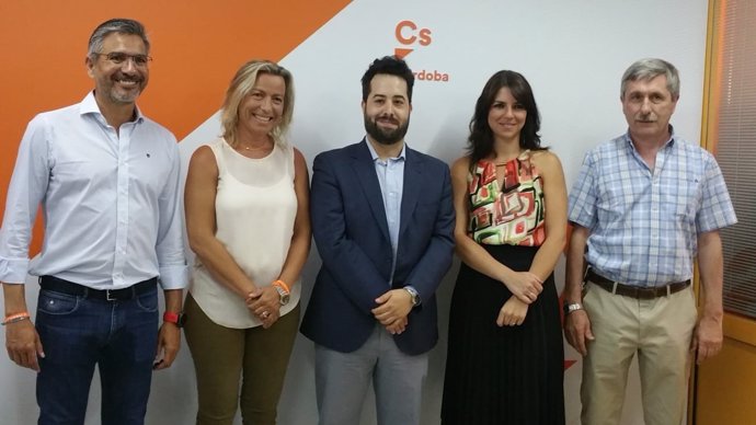 Fran Carrillo, Isabel Albás y Emiliano Pozuelo con otros candidatos de Cs