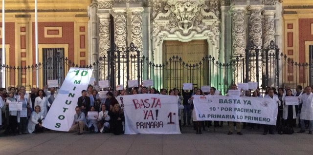 Médicos y pediatras de atención primaria se manifeistan en Sevilla