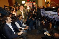 Moreno y Casado arrancan campaña pidiendo "rebeldía" a los jóvenes para acabar con 40 años "en blanco y negro"