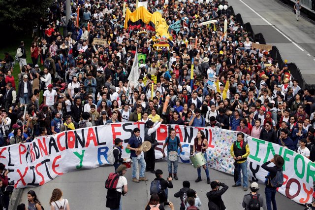 Estudiantes colombianos participan en una marcha en Bogotá