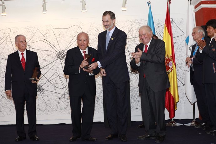 El Rey Felipe VI entrega los premios Enrique V Iglesias