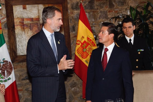 El Rey Felipe VI junto al presidente de México Enrique Peña Nieto