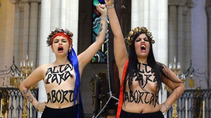 Dos activistas de Femen encadenadas a un crucifijo