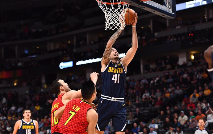 Juancho Hernangómez lanza bajo canasta en el Nuggets-Hawks