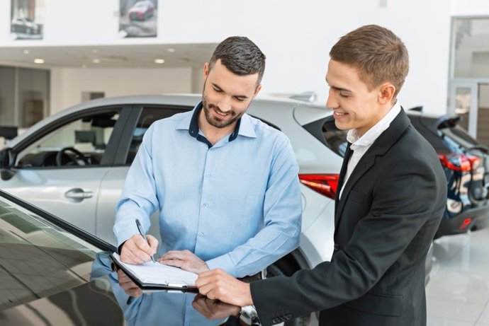 Cliente comprando un coche (concesionario)