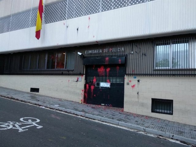 Pintura lanzada contra la comisaría de la Policía Nacional en Terrassa
