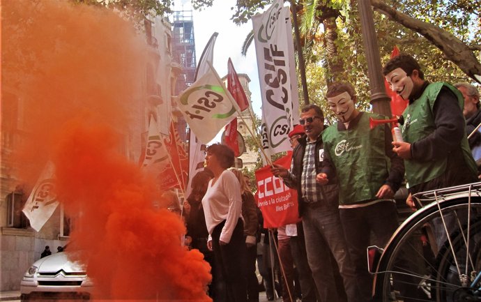 Funcionarios de Justicia se concentran frente al TSJIB