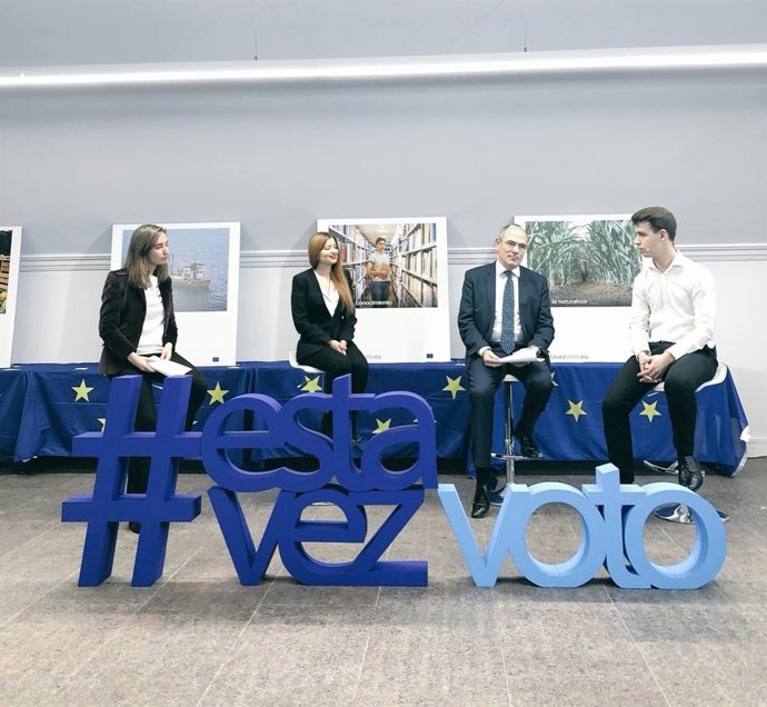 Comparecencia de Jaume Duch con tres jóvenes voluntarios