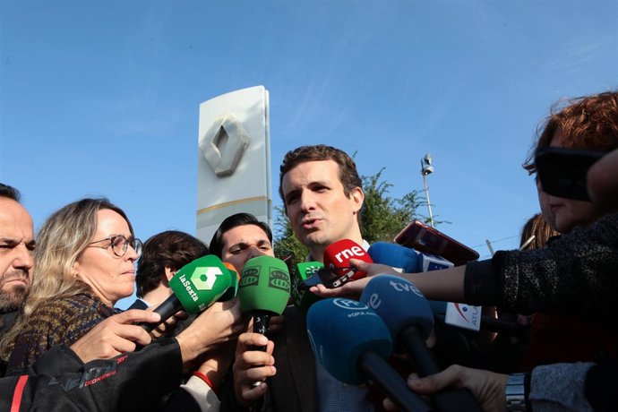 Pablo Casado visita la planta sevillana de Renault