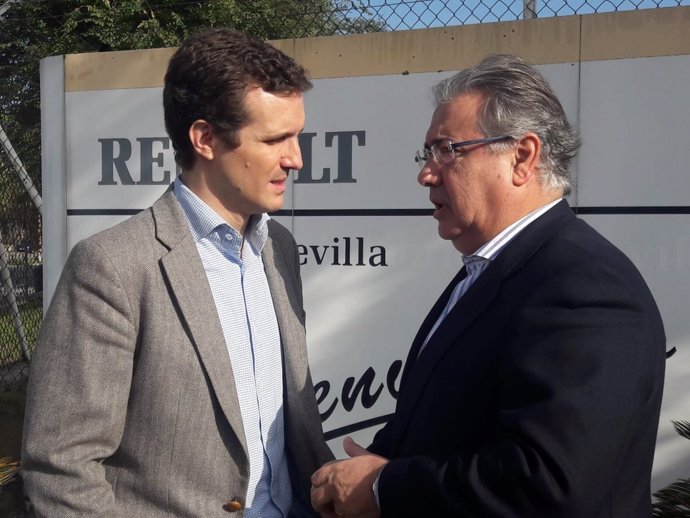Pablo Casado y Juan Ignacio Zoido visitan la fábrica de Renault de Sevilla