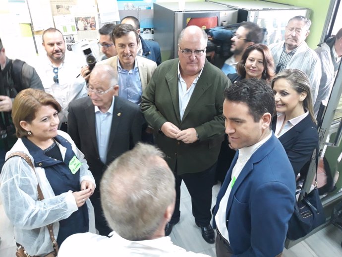 García Egea dialoga con los trabajadores de la cooperativa Cítricos del Andarax