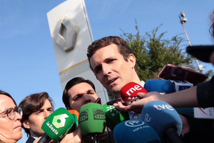El presidente del PP, Pablo Casado, atiende a los medios en Sevilla