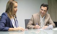 Moreno firma ante notario que no pactará con Susana Díaz y reta a Marín y Rodríguez a hacer lo mismo
