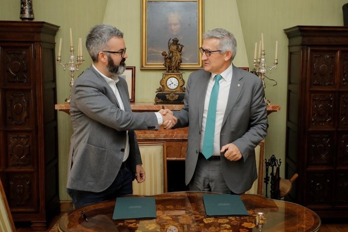Firma del convenio entre Santiago G.Granda (rector) y Ramón Pravia (The Cocktail