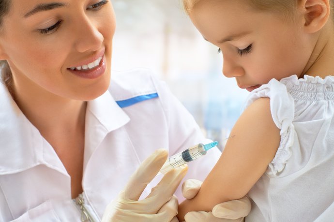 Un niño siendo vacunado