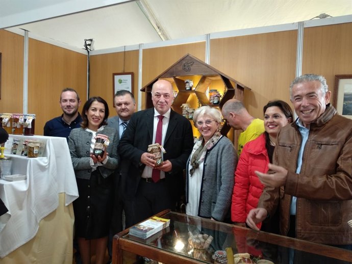 Antonio Ruiz (centro) visita un estand de Expomiel