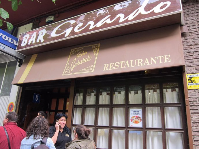 Raquel Contreras, hablando por teléfono a las puertas de su restaurante Gerardo