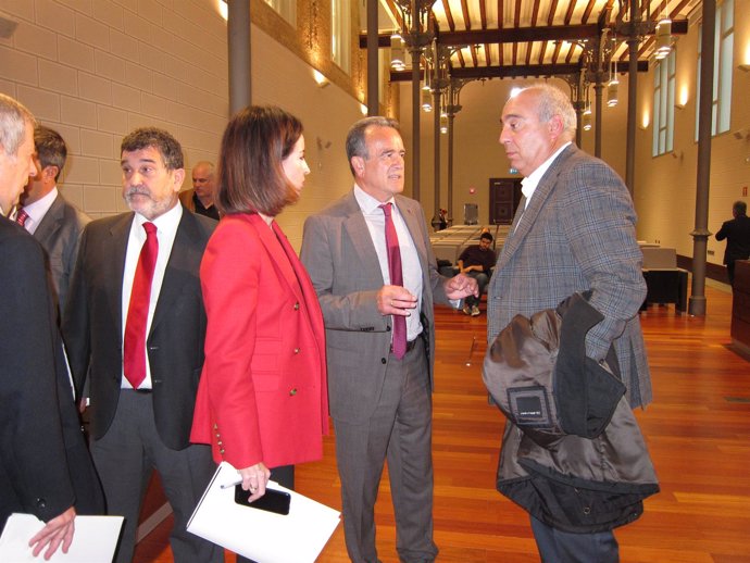 Sánchez Quero hablando con dos diputados del PSOE antes del pleno de la DPZ