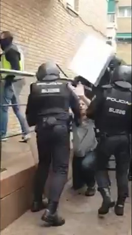 Actuación policial el 1-O en el colegio Àgora de Barcelona