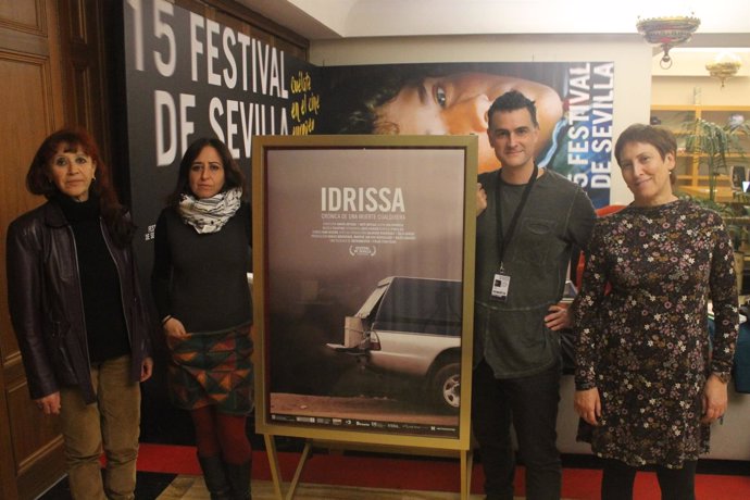 Cristina Honorato con los promotors del filme