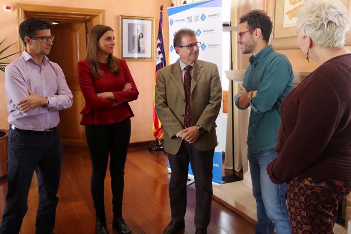 El rector, Llorenç Huguet, recibe a dos de los alumnos de la UIB premiados