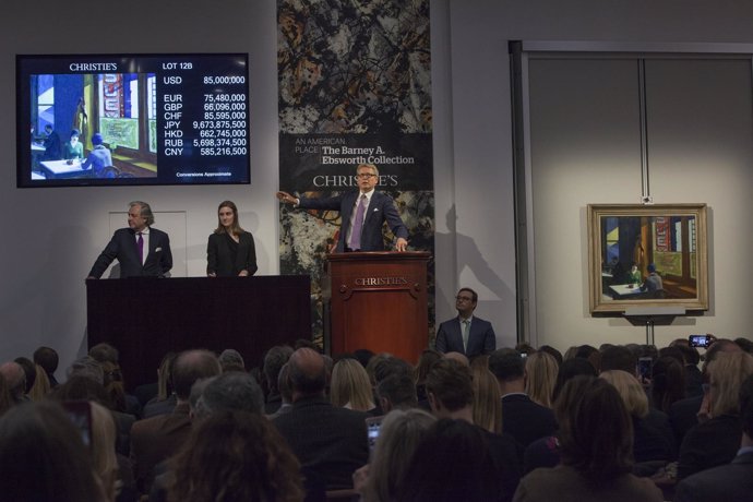 Imagen de la subasta de Christie's con el cuadro de Hockney al fondo