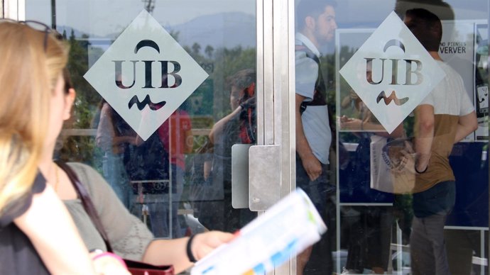 Puertas con el logo de la UIB