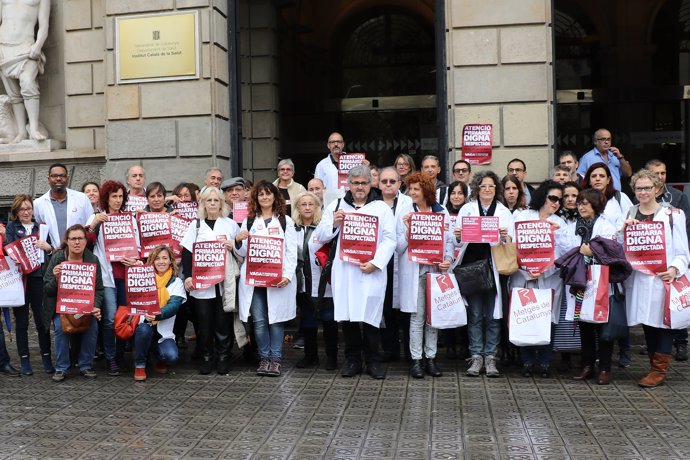 Entrega de signatures de Metges de Catalunya a la Gerència de l'ICS
