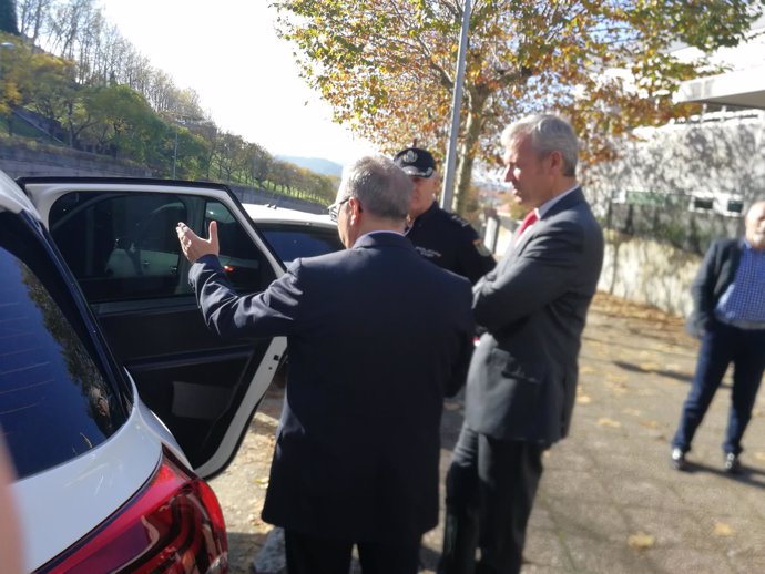 Alfonso Rueda y Luis Menor entregan cuatro coches a la Policía Autonómica