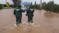 Rescatan a una familia atrapada por las inundaciones en Polinyà del Xúquer