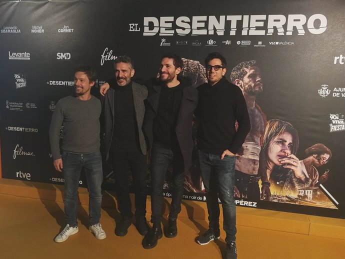 Nacho Ruipérez y parte del elenco de 'El Desentierro'