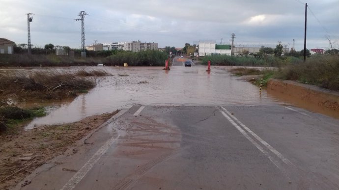 Carretera entre Vinalesa y Montcada cortada por el desbordamiento del Carraixet