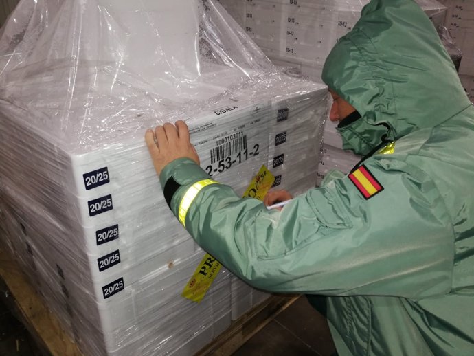 A Garda Civil intervén 153 toneladas de lagostino en empresas da Coruña