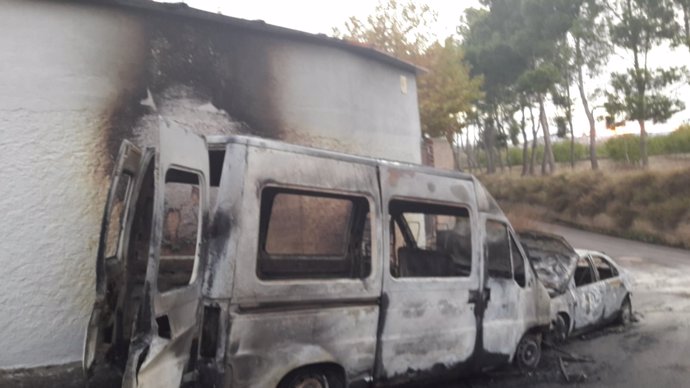 Dos de los vehículos incendiados en Épila