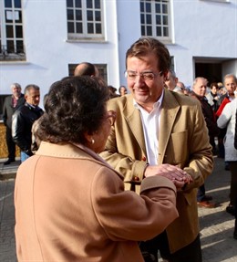 Vara saluda a una mujer en Valencia de Alcántara