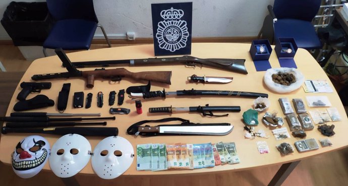 Armas incautadas al detenido por apuñalar a un joven en Chueca