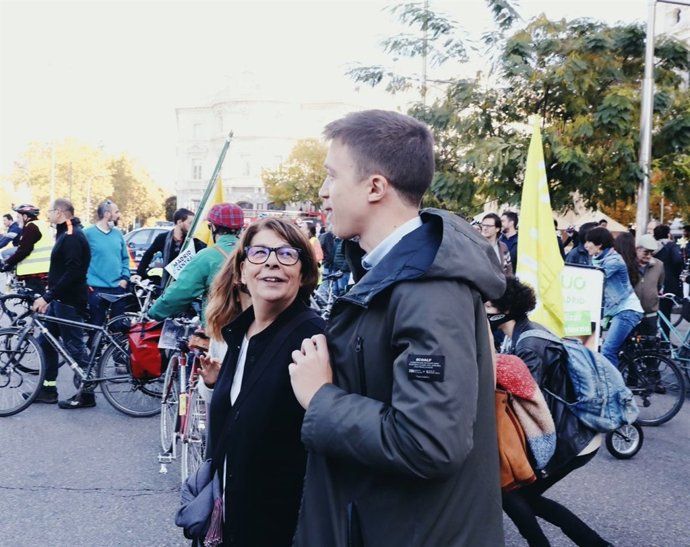 El candidato de Podemos, Íñigo Errejón, con la delegada Inés Sabanés