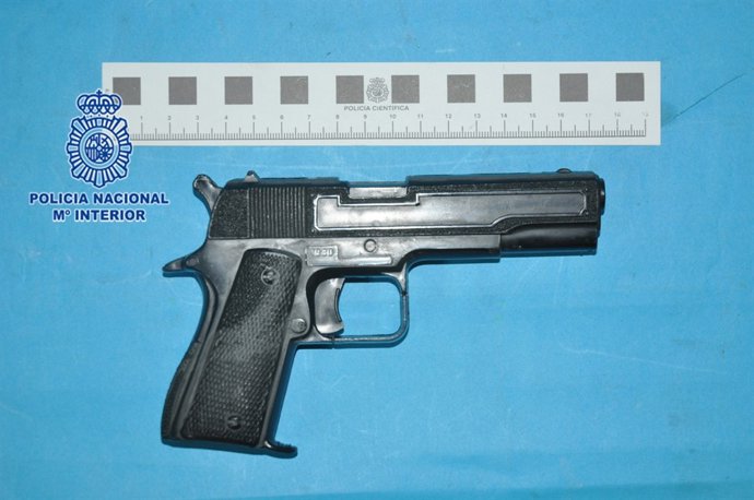 Pistola simulada requisada por la Policía